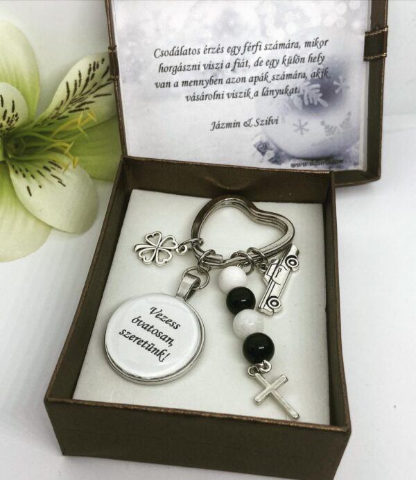 ajandekdobozos-kulcstarto-scaled