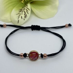 Csillogós rózsaszínű makramé karkötő egyedi szöveges ajándékkártyával - Image 4